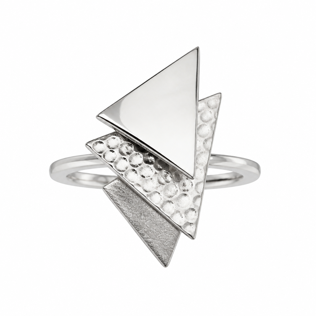 A women's ring. un ciondolo fatto di tre triangoli sovrapposti e sfalzati in argento lucido e battuto
photorealistic jewelry design, A women's ring. un ciondolo fatto di tre triangoli sovrapposti e sfalzati in argento lucido e battuto, modern style, just the design no text
