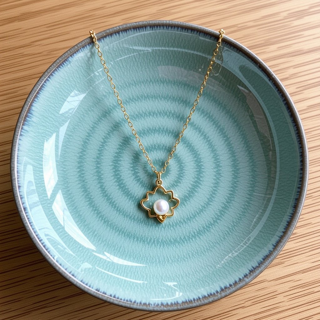 Украшение на шею золотая цепочка с подвеской в виде цветка лотоса с жемчугом по центру