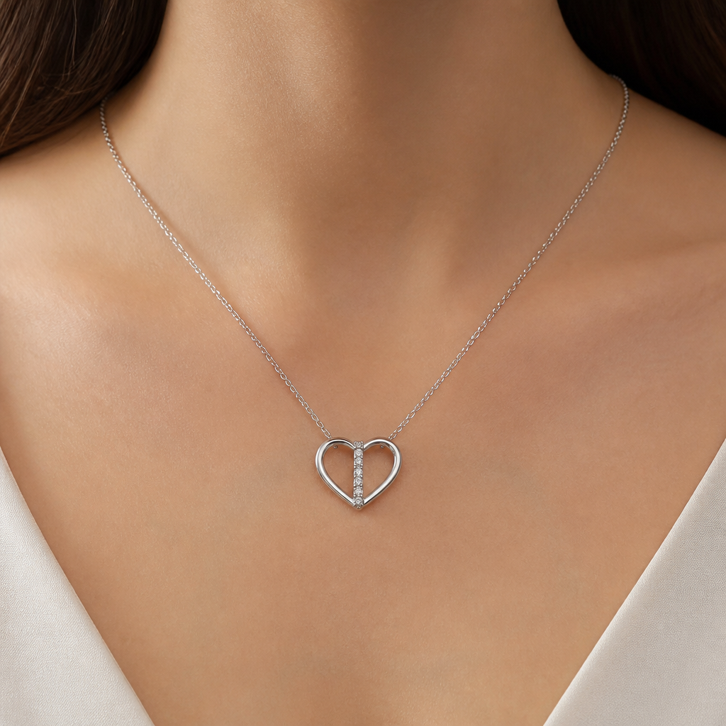 A women's necklace made of silver with diamond stones. metal fin et ligne droite de diamand au milieu du coeur,
photorealistic jewelry design, A women's necklace made of silver with diamond stones. metal fin et ligne droite de diamand au milieu du coeur,, modern style, just the design no text