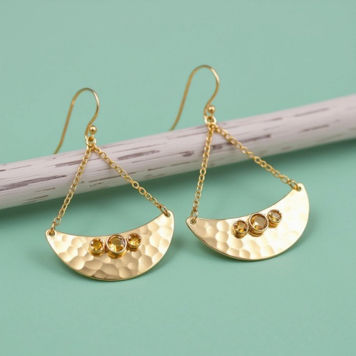 Золотые серьги словно мятое золото в форме узкого изящного полумесяца. Верхушка полумесяца крепится к застежке серьги.  От полумесяца идет три цепочки, у каждой на конце мелкий камушек цитрин