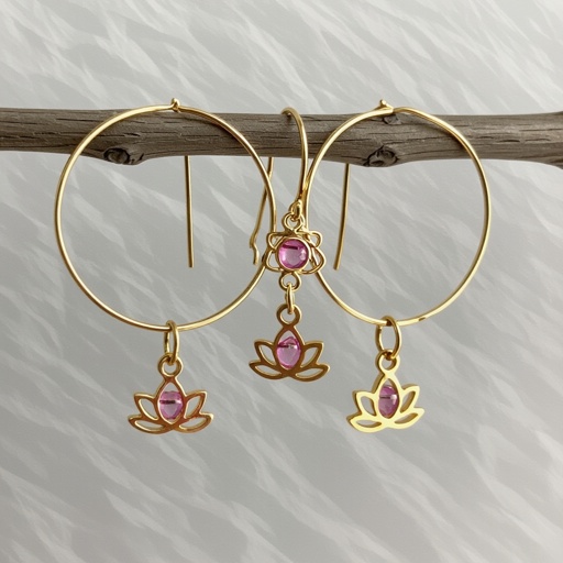 Серьги небольшие кольца,на серьгах висит в виде золотого лотоса шестью лепестками с маленьким розовым кварцем по центру