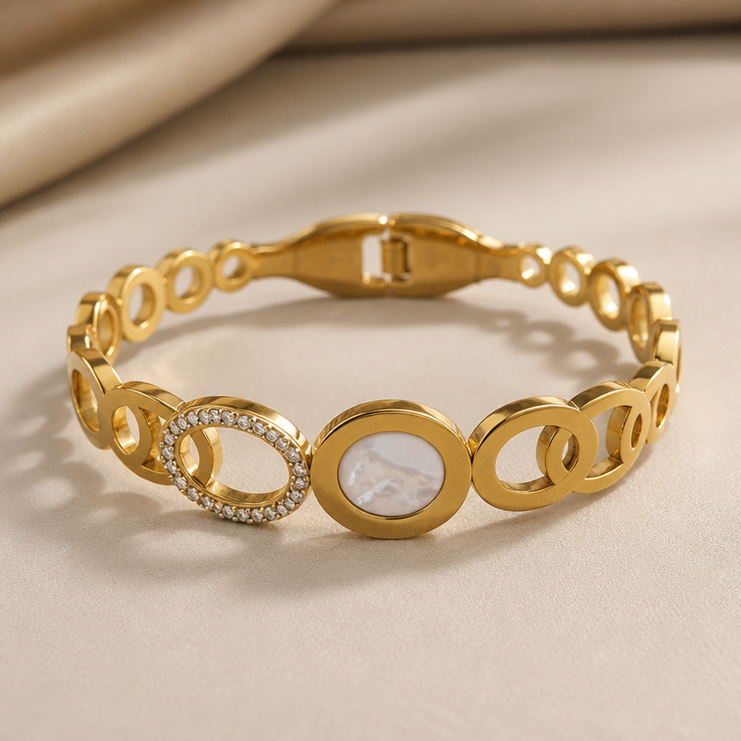 A women's ring. Bracelete em aço inox dourado com detalhes elegantes e sofisticados!
using the attached image as a visual reference, create A women's ring. Bracelete em aço inox dourado com detalhes elegantes e sofisticados!. photorealistic, just the design no text