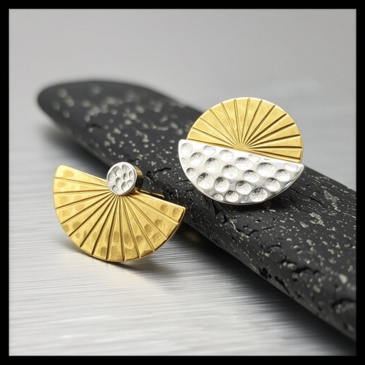 Золотые серьги полукруг половинка горящего солнца мятое неровное золото лучи волнистые другая половинка круга серебряная 