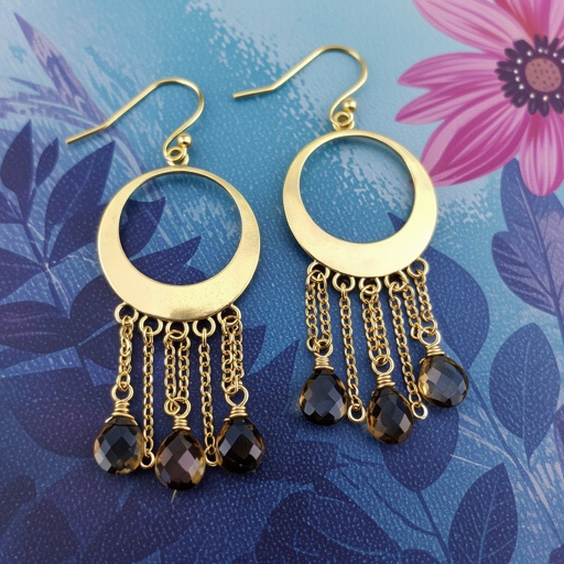 Золотые серьги полумесяц вертикальный 2 см, сверху крепится к швензе. От полумесяца идет три цепочки золотого цвета, у каждой на конце камушек раухтопаз