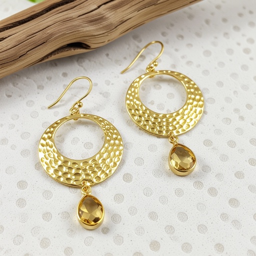 Золотые серьги словно мятое золото в форме узкого изящного полумесяца. Верхушка полумесяца крепится к застежке серьги.  От полумесяца идет три цепочки, у каждой на конце мелкий камушек цитрин