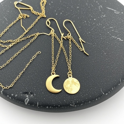 Длинные серьги золотые матовые с несколькими цепочками на каждой цепочке маленький полумесяц и полная луна 