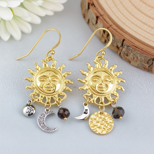 Золотые серьги словно мятое золото в форме солнца с волнистыми лучами крепится к застежке серьги. К нижней части солнца крепятся подвески: миниатюрный серебристая луна, очень маленький кристалл раухтопаза и маленький золотой кружочек с мятым эффектом плоский