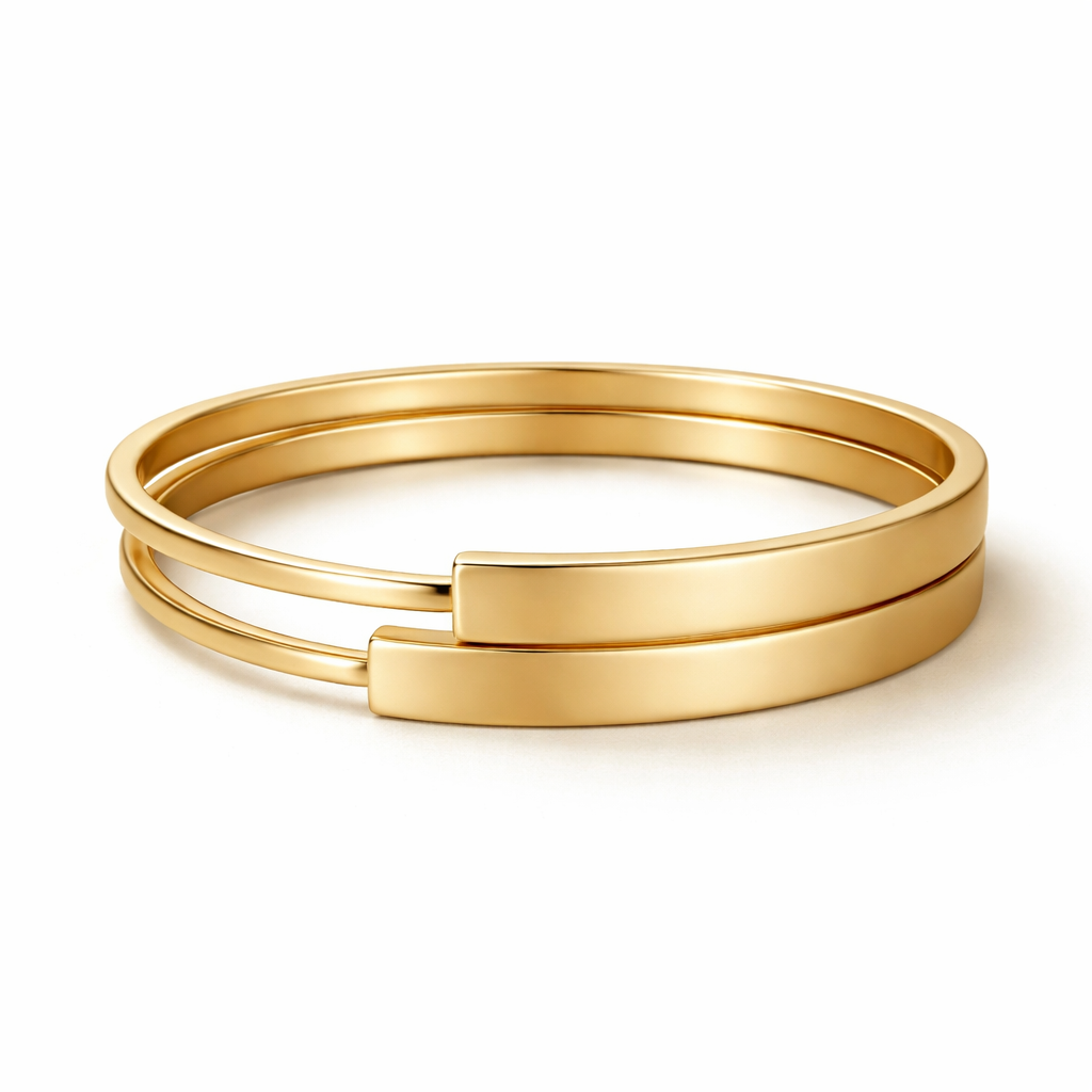 Fais une alliance en fil carré fine , laisse un espace puis fais une alliance en fil rectangle de 2 fois la dimension du fil carré celle si mat en or jaune taille 58 je veux que l’on puisse porter les 2 sur le doigt et qu’elle soit relié part un petit morceau d’or rectangulaire qui ai soudé au 2 bague