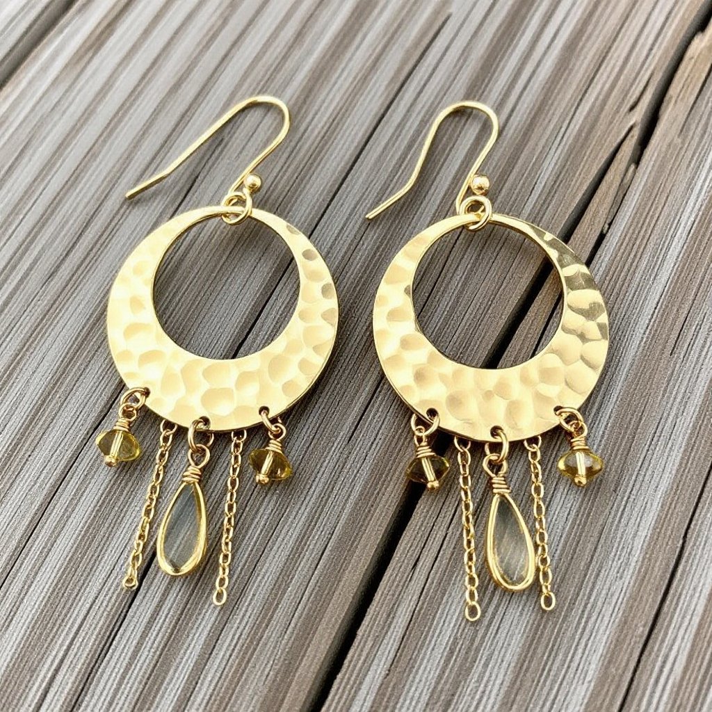 Золотые серьги словно мятое золото в форме полумесяца. Верхушка полумесяца крепится к застежке серьги.  От полумесяца идет три цепочки, у каждой на конце мелкий камушек цитрин