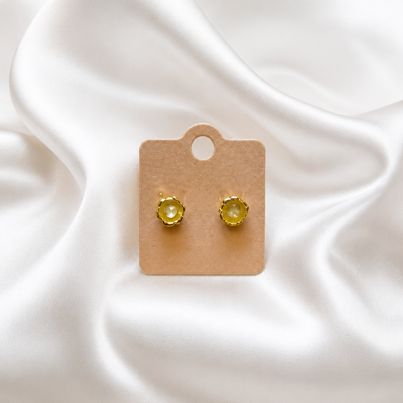 A women's earrings made of gold. coloque sobre um fundo branco de pano seda com a etiqueta mesmo
using the attached image as a visual reference, create A women's earrings made of gold. coloque sobre um fundo branco de pano seda com a etiqueta mesmo. photorealistic, just the design no text