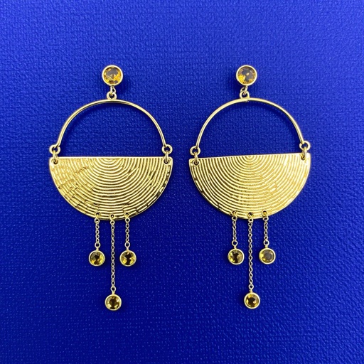 Золотые серьги словно мятое золото в форме узкого изящного полумесяца. Верхушка полумесяца крепится к застежке серьги.  От полумесяца идет три цепочки, у каждой на конце мелкий камушек цитрин