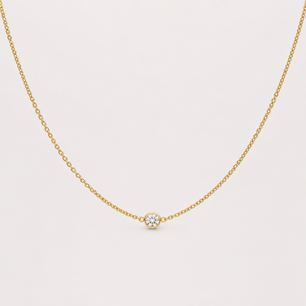 Una collana d’oro sottile con al centro un piccolo cristallo a cerchio
photorealistic jewelry design, Una collana d’oro sottile con al centro un piccolo cristallo a cerchio , just the design no text