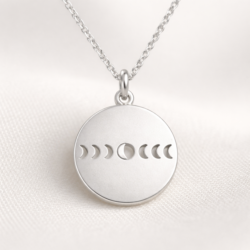 A minimalist women's pendant made of silver suitable for daily wear. pingente redondo com todas as fases da lua