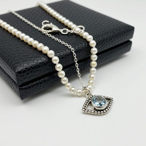 Тонкая цепочка с серебряными шариками и мелкими жемчужными камушками на цепочке есть кулон в форме глаза, зрачок глаза из аквамарина от глаза идет маленькая подвеска с серебряными цепочками разной длины