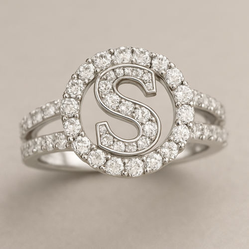 טבעת משובצת יהלומים עם אות