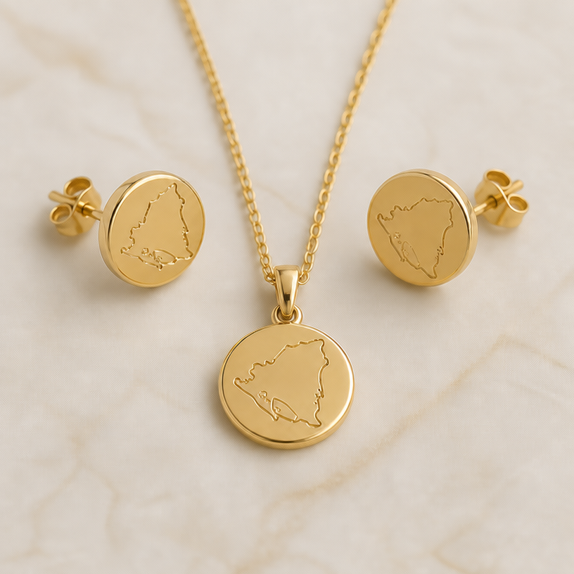 puedes grabarle "ORONICA"
edit the attached jewelry design with these instructions: puedes grabarle "ORONICA". keep it photorealistic, just the design no text