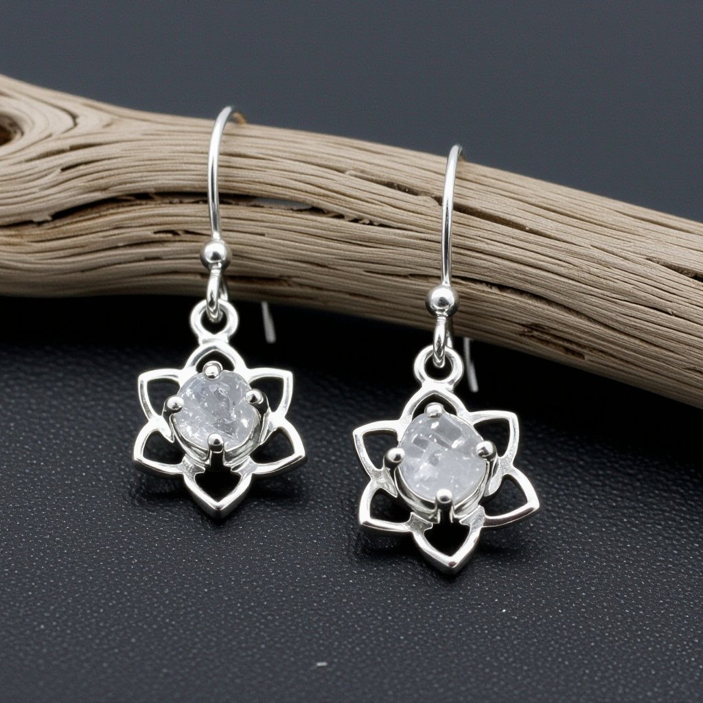 Серьги серебро изящный маленький лотос с необработанным хрусталем в центре