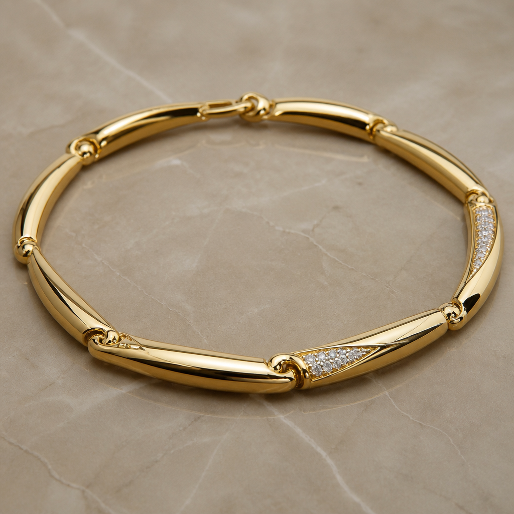 A women's bracelet made of gold. pulseira feminina