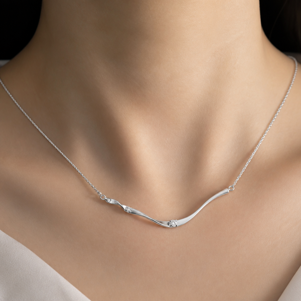 A minimalist women's necklace made of silver with diamond stones. Collier simple avec métal mince avec avec quelques diamants, mais qui fait ressentir une émotion style artistique avec légeres courbes
photorealistic jewelry design, A minimalist women's necklace made of silver with diamond stones. Collier simple avec métal mince avec avec quelques diamants, mais qui fait ressentir une émotion style artistique avec légeres courbes, minimalist style, just the design no text
