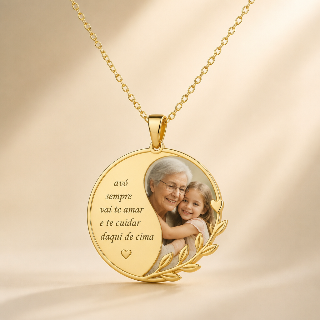 A women's necklace made of gold. com a frase avó sempre vai te amar e te cuidar daqui de cima e com uma foto de uma menina com sua avó
photorealistic jewelry design, A women's necklace made of gold. com a frase avó sempre vai te amar e te cuidar daqui de cima e com uma foto de uma menina com sua avó, modern style, just the design no text