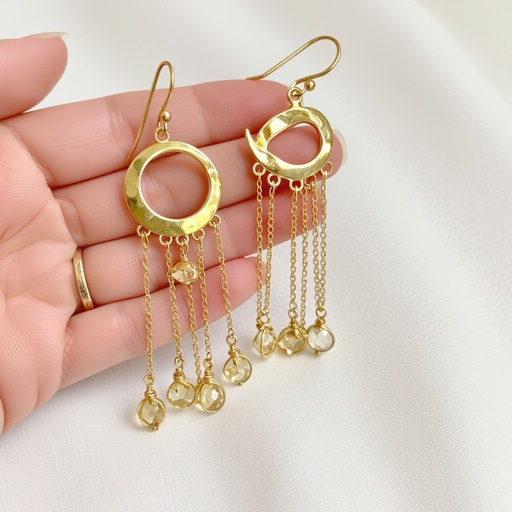 Золотые серьги полумесяц вертикальный 2 см, сверху крепится к швензе. От полумесяца идет три цепочки золотого цвета, у каждой на конце камушек цитрит