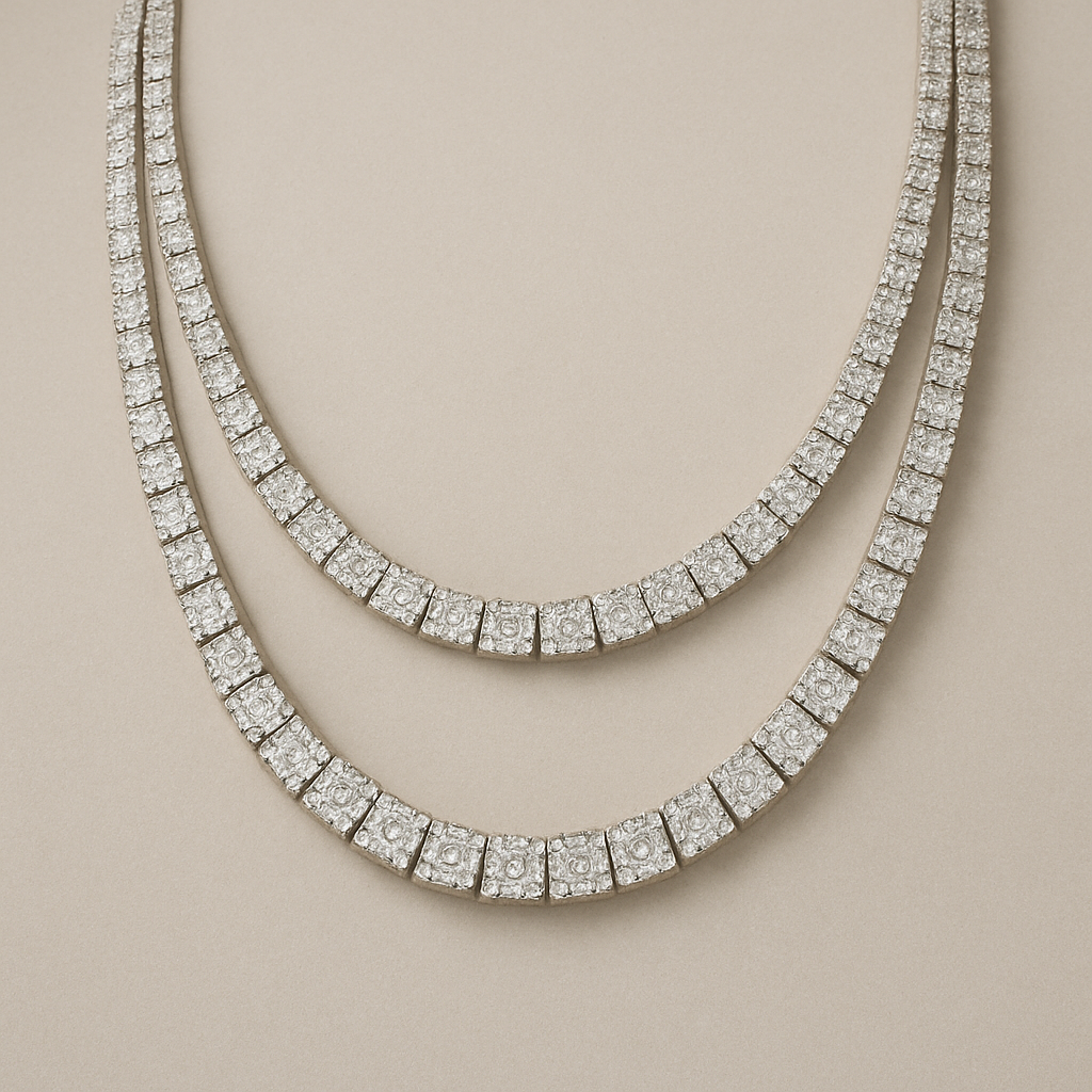 ثلاث سلاسل في سلسله واحده مرصعه بالالماس يكون الالماس مربع صغير