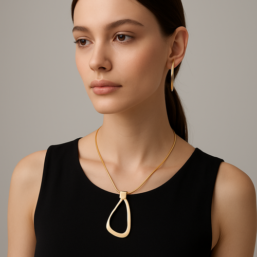 תשים את התכשיט על דוגמנית בסטודיו 