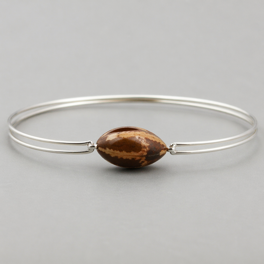Crie um bracelete com 2 fios de 0.5mm em prata unidos por solda se unidindo a semente de inajá no centro
photorealistic jewelry design, Crie um bracelete com 2 fios de 0.5mm em prata unidos por solda se unidindo a semente de inajá no centro
, just the design no text