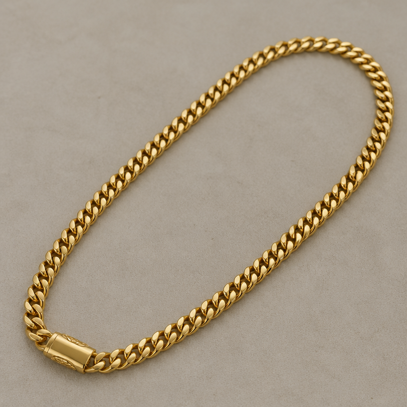 A minimalist men's necklace made of gold suitable for daily wear. Una cadena de aproximadamente 40 g de oro y 55 cm de largo con pin tipo monaco como en la imagen y un grabado que diga "mateo"