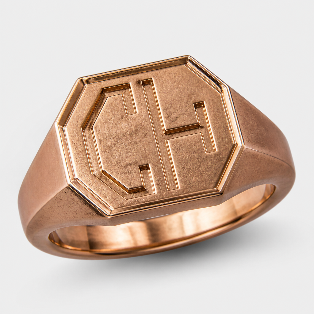 A geometric women's ring made of gold. anillo rustico con letra inicial CH en oro rosa para hombre