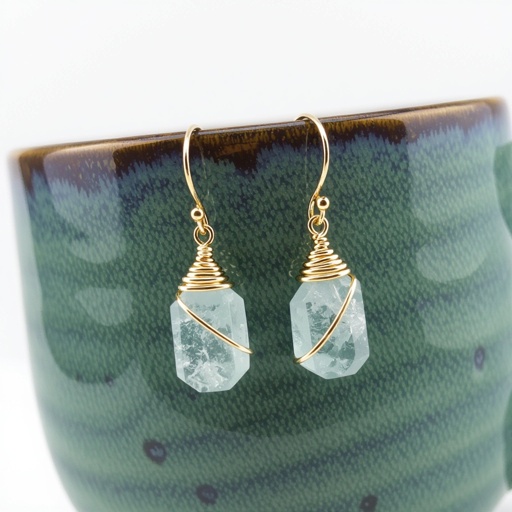 Серьги в виде небольшого кристалла необработанного бледного аквамарина в виде длинного кристалла