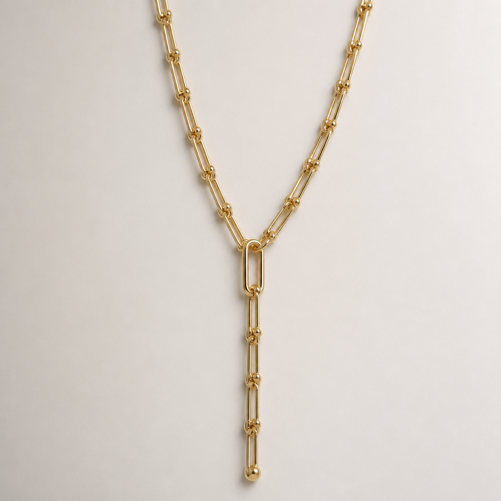 A women's necklace made of gold. un sautoir en or avec des maille marine
photorealistic jewelry design, A women's necklace made of gold. un sautoir en or avec des maille marine, modern style, just the design no text