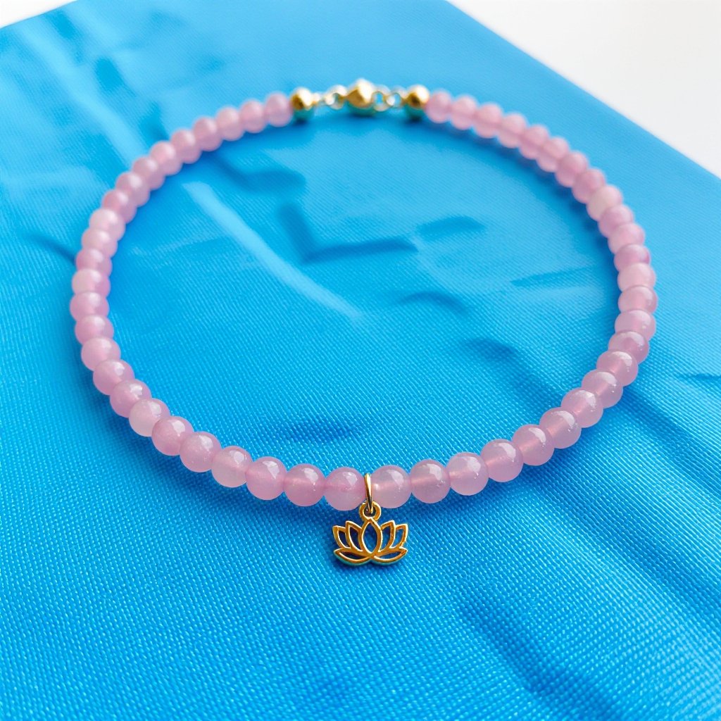 Чокер из натурального мелкого необработанного розового кварца неровной формы бусины с золотой маленькой подвеской в форме лотоса