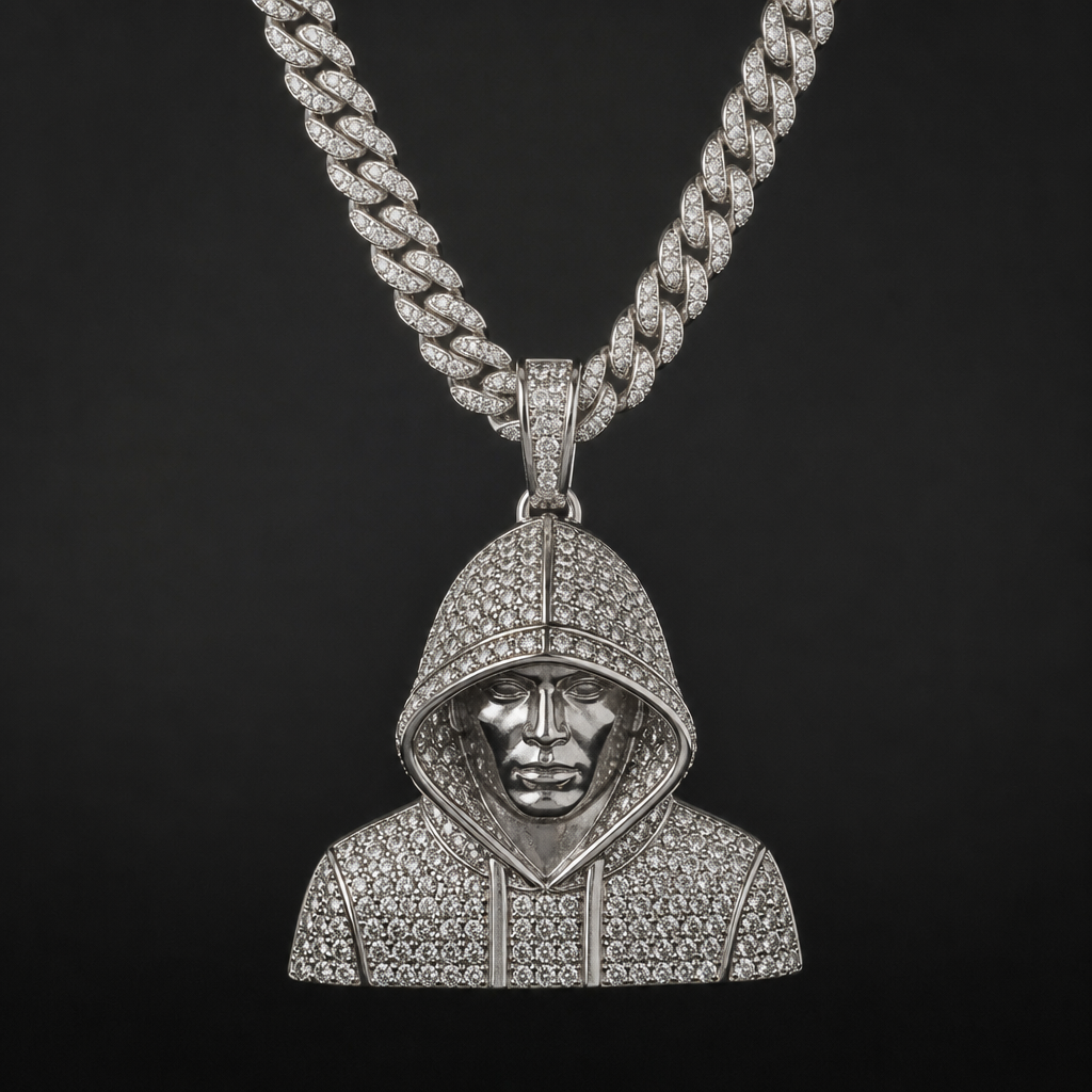 A estate men's necklace made of silver with diamond stones suitable for daily wear. una cadena con vvs blanca con un digen de un hombre con capucha