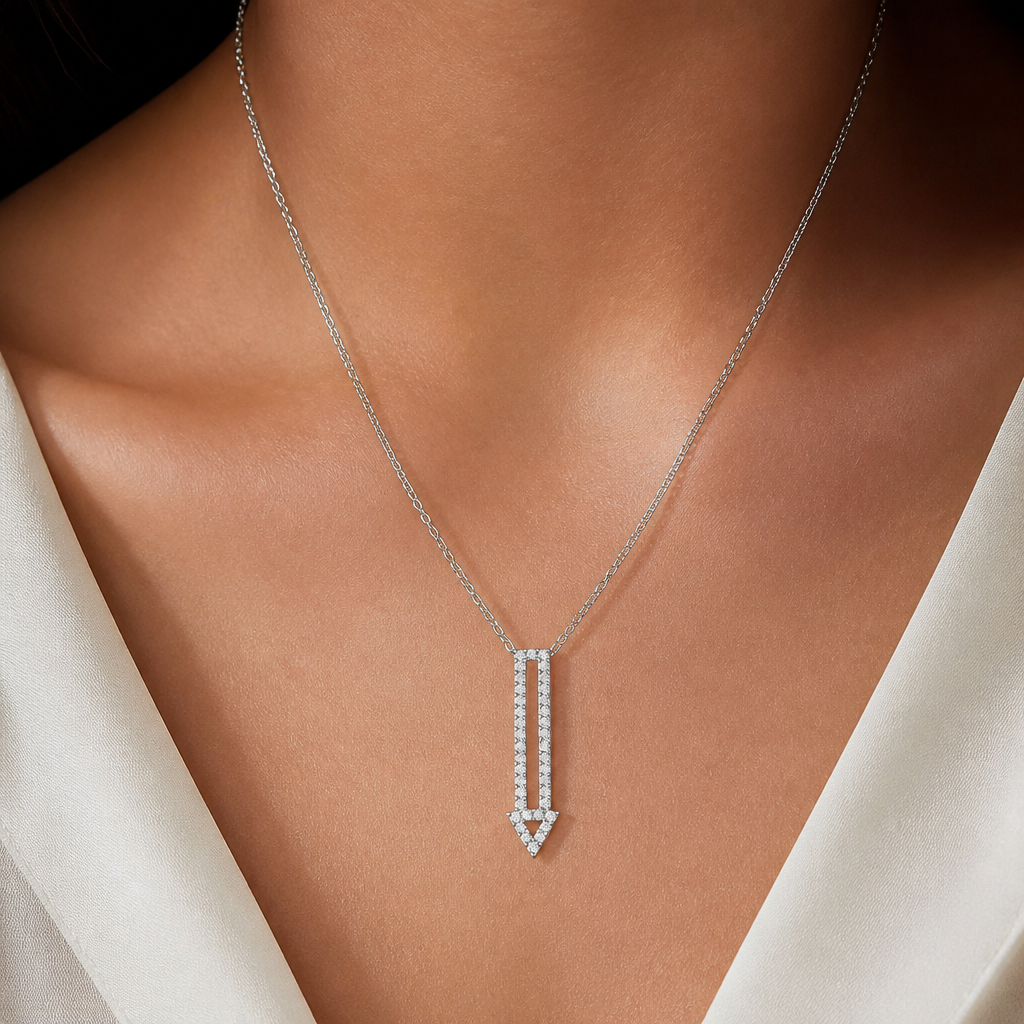 A women's necklace made of silver. Flèche moderne, rectangle pas trop long avec triangle vide en line fine remplit de diamand, qui pointe vers le bas, delicat
photorealistic jewelry design, A women's necklace made of silver. Flèche moderne, rectangle pas trop long avec triangle vide en line fine remplit de diamand, qui pointe vers le bas, delicat, modern style, just the design no text