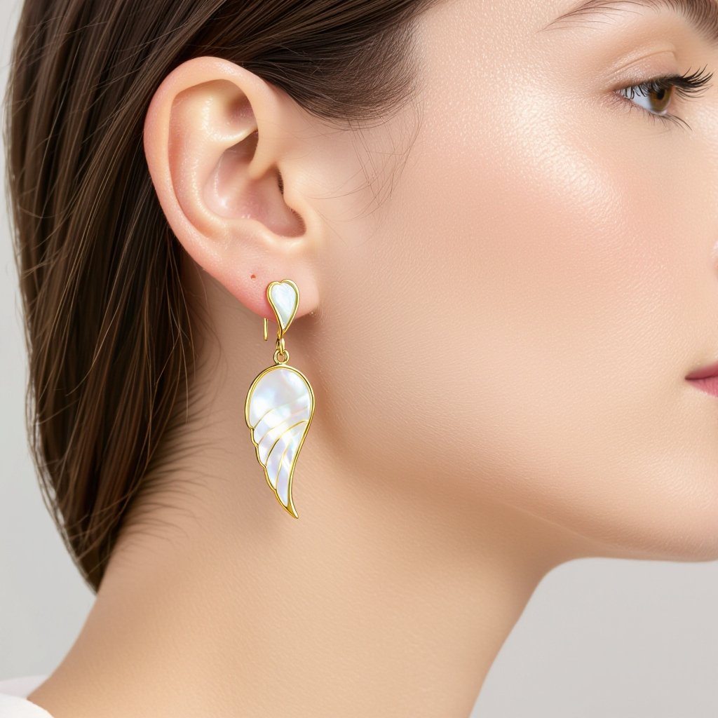 Серьги золотые в виде белого крыла ангела из перламутра 