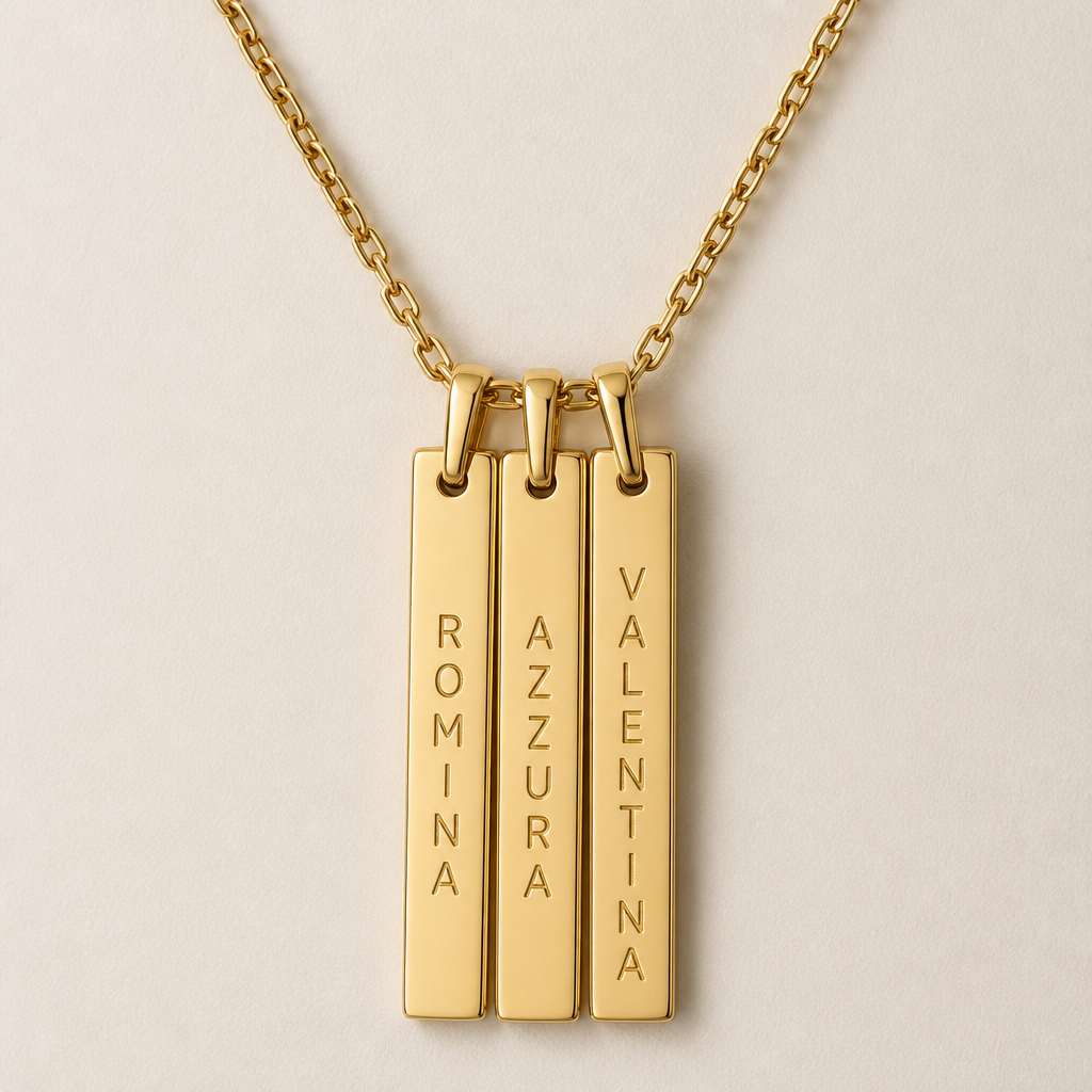 A modern men's necklace made of gold. on collier en or gravé les prénoms Romina Azzura Valentina bien visible et lisible verticalement
photorealistic jewelry design, A modern men's necklace made of gold. on collier en or gravé les prénoms Romina Azzura Valentina bien visible et lisible verticalement, modern style, just the design no text
