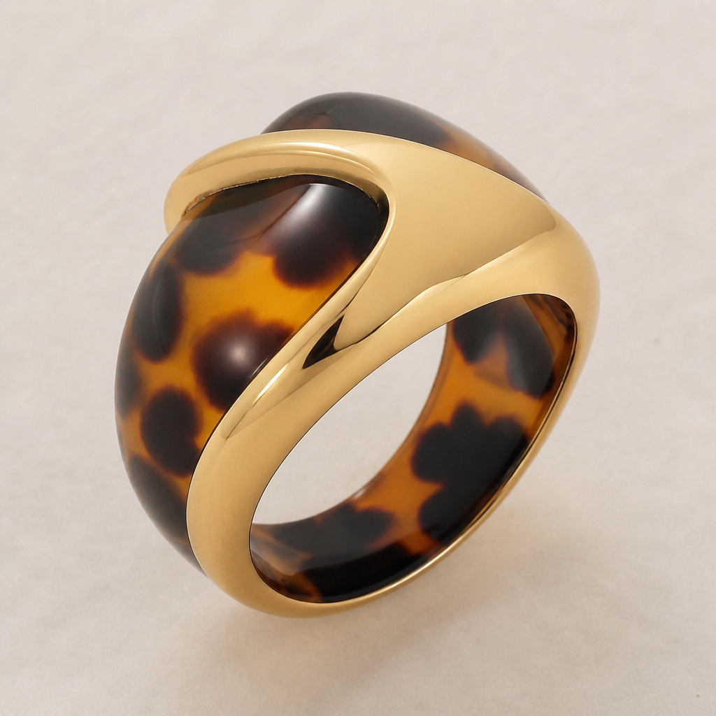 A women's ring. Quiero un anillo de Carey con enchapado de oro
photorealistic jewelry design, A women's ring. Quiero un anillo de Carey con enchapado de oro, modern style, just the design no text