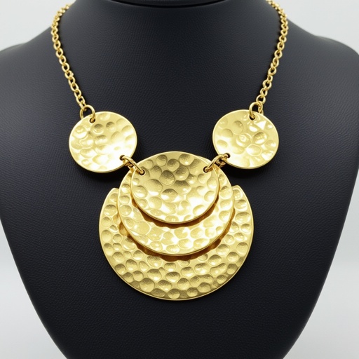 Подвеска из трех полукругов из матового неровного светлого золота соединенных цепочкой сверху самый широкий полукруг дальше средний и снизу самый маленький