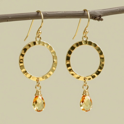 Золотые серьги словно мятое золото в форме узкого изящного полумесяца. Верхушка полумесяца крепится к застежке серьги.  От полумесяца идет три цепочки, у каждой на конце мелкий камушек цитрин