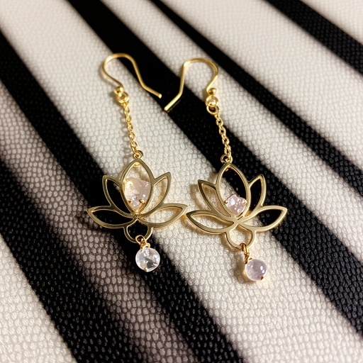 Серьги золото изящный маленький плоский лотос с необработанным маленьким хрусталем в центре, от лотоса идет золотая цепочка вниз с еще одним маленьким камушком хрусталя