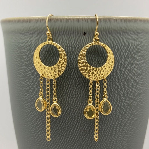 Золотые серьги словно мятое золото в форме узкого изящного полумесяца. Верхушка полумесяца крепится к застежке серьги.  От полумесяца идет три цепочки, у каждой на конце мелкий камушек цитрин