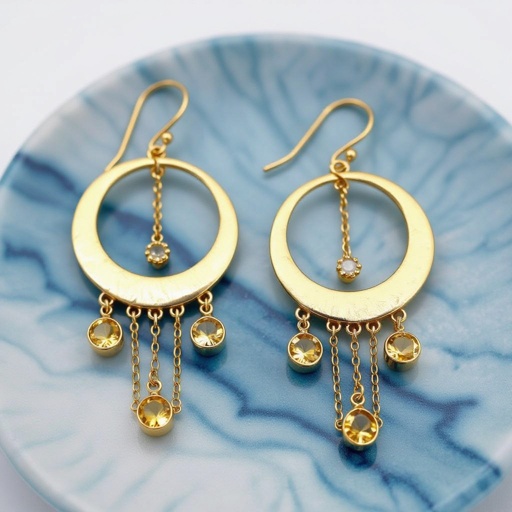 Золотые серьги полумесяц 3 см, сверху крепится к швензе. От полумесяца идет три цепочки золотого цвета, у каждой на конце камушек цитрит