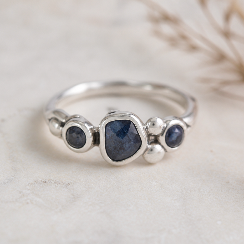 A bohemian women's ring made of silver with sapphire stones suitable for daily wear. 隨意形, 戒指圈用銀黏土形成. 適合年輕少女
photorealistic jewelry design, A bohemian women's ring made of silver with sapphire stones suitable for daily wear. 隨意形, 戒指圈用銀黏土形成. 適合年輕少女, bohemian style, just the design no text