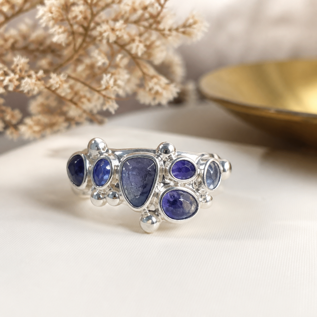 A bohemian women's earrings made of silver with sapphire stones suitable for daily wear. 從照片的彩寶石,隨意形 地用銀黏土造成戒指. 適合年輕少女
photorealistic jewelry design, A bohemian women's earrings made of silver with sapphire stones suitable for daily wear. 從照片的彩寶石,隨意形 地用銀黏土造成戒指. 適合年輕少女, bohemian style, just the design no text