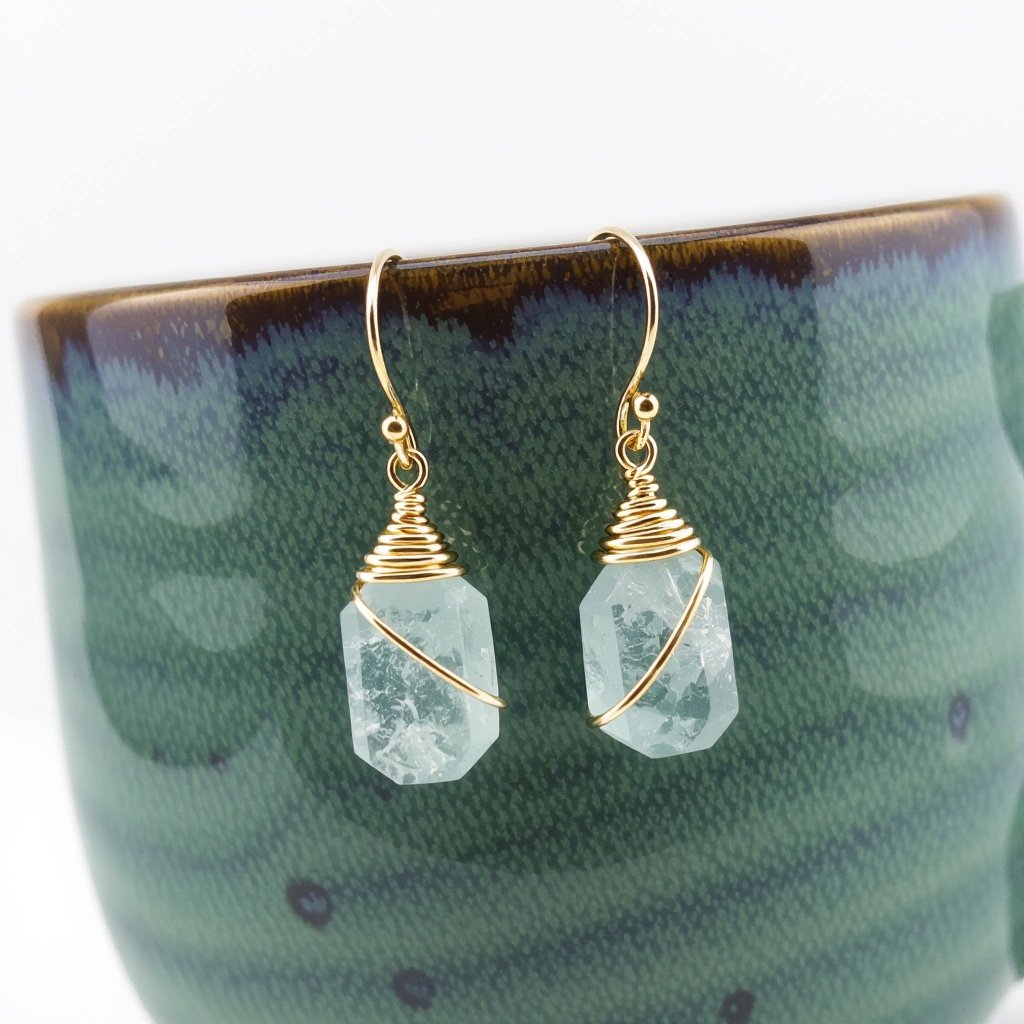 Серьги в виде небольшого кристалла необработанного бледного аквамарина в виде длинного кристалла