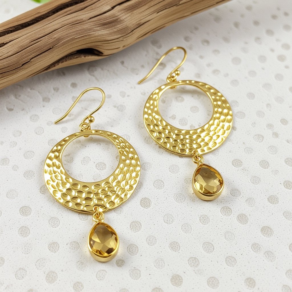 Золотые серьги словно мятое золото в форме узкого изящного полумесяца. Верхушка полумесяца крепится к застежке серьги.  От полумесяца идет три цепочки, у каждой на конце мелкий камушек цитрин