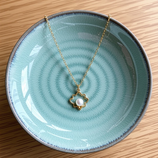 Украшение на шею золотая цепочка с подвеской в виде цветка лотоса с жемчугом по центру