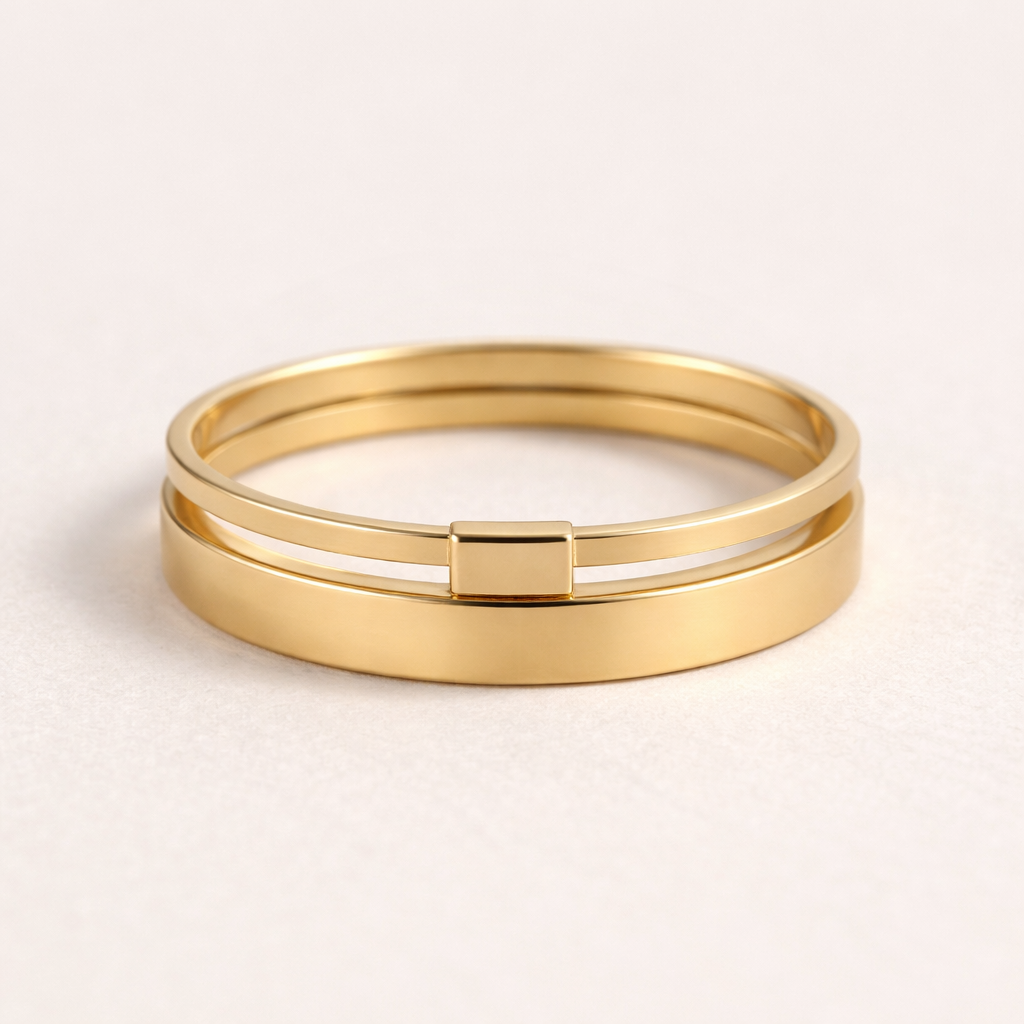 Fais une alliance en fil carré fine , laisse un espace puis fais une alliance en fil rectangle de 2 fois la dimension du fil carré celle si mat en or jaune taille 58 je veux que l’on puisse porter les 2 sur le doigt et qu’elle soit relié part un petit morceau d’or rectangulaire