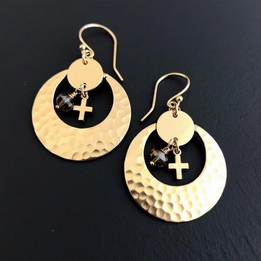 Золотые серьги словно мятое золото в форме узкого изящного полумесяца. Верхушка полумесяца крепится к застежке серьги. К нижней части полумесяца крепятся три подвески: миниатюрный золотой египетриский крест, очень маленький кристалл раухтопаза и маленький золотой кружочек с мятым эффектом плоский